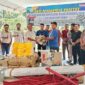 PT Socfindo Kebun Lae Butar menyalurkan bantuan alat panen dan APD kepada kelompok tani binaan di Aceh Singkil melalui program kemitraan dan BMP.