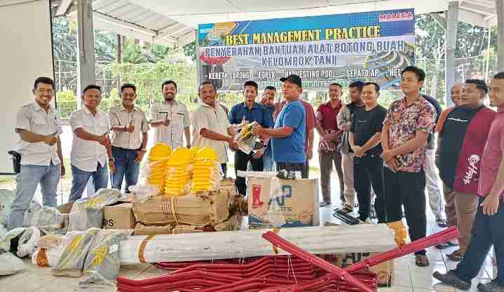 PT Socfindo Kebun Lae Butar menyalurkan bantuan alat panen dan APD kepada kelompok tani binaan di Aceh Singkil melalui program kemitraan dan BMP.