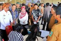 Bupati Simalungun Anton Achmad Saragih menghadirkan pelayanan terpadu di Pematang Silimahuta, menyerap aspirasi warga, dan mempercepat pembangunan daerah.