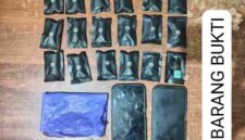 polisi menyita 18 cartridge vape berisi cairan yang diduga mengandung Etomidate, satu plastik berwarna ungu, serta dua unit telepon genggam.