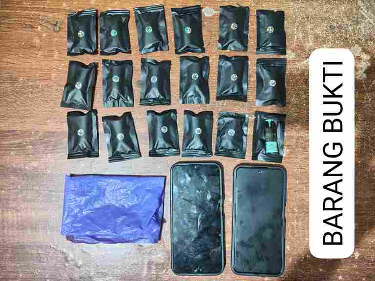 polisi menyita 18 cartridge vape berisi cairan yang diduga mengandung Etomidate, satu plastik berwarna ungu, serta dua unit telepon genggam.