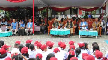 Wali Kota Wesly Silalahi membuka MPLS di SD Negeri 122332 Pematangsiantar.