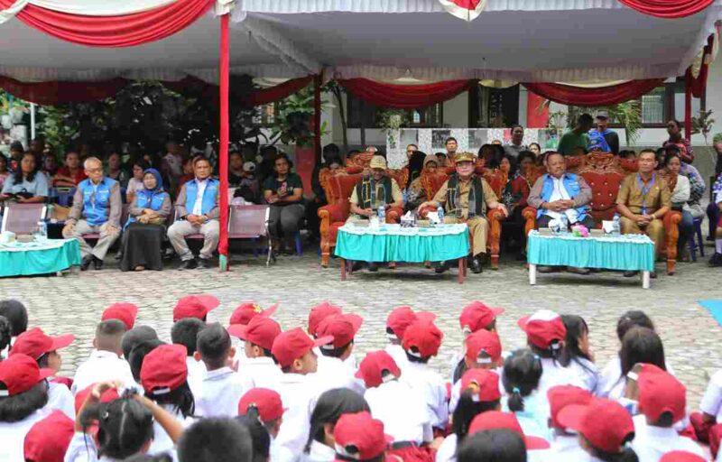 Wali Kota Wesly Silalahi membuka MPLS di SD Negeri 122332 Pematangsiantar.