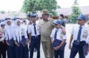 Bupati Asahan Taufik Zainal Abidin, S.Sos., M.Si., Wakil Bupati Rianto, S.H., M.A.P., saat temu ramah dengan para siswa usai Upacara. 