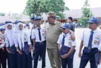 Bupati Asahan Taufik Zainal Abidin, S.Sos., M.Si., Wakil Bupati Rianto, S.H., M.A.P., saat temu ramah dengan para siswa usai Upacara.