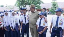 Bupati Asahan Taufik Zainal Abidin, S.Sos., M.Si., Wakil Bupati Rianto, S.H., M.A.P., saat temu ramah dengan para siswa usai Upacara.