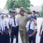 Bupati Asahan Taufik Zainal Abidin, S.Sos., M.Si., Wakil Bupati Rianto, S.H., M.A.P., saat temu ramah dengan para siswa usai Upacara. 