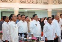 Bupati Samosir Vandiko T. Gultom saat mengikuti salah satu rangkaian mengikuti Rapat Koordinasi Monitoring dan Asistensi Penggunaan Dana Tambahan Transfer ke Daerah (TKD) bagi Pemerintah Kabupaten/Kota se-Sumatera Utara yang berlangsung di Aula Raja Inal Siregar, Kantor Gubernur Sumatera Utara, pada Selasa, 14 Juli 2026.