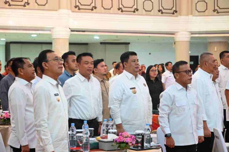 Bupati Samosir Vandiko T. Gultom saat mengikuti salah satu rangkaian mengikuti Rapat Koordinasi Monitoring dan Asistensi Penggunaan Dana Tambahan Transfer ke Daerah (TKD) bagi Pemerintah Kabupaten/Kota se-Sumatera Utara yang berlangsung di Aula Raja Inal Siregar, Kantor Gubernur Sumatera Utara, pada Selasa, 14 Juli 2026.