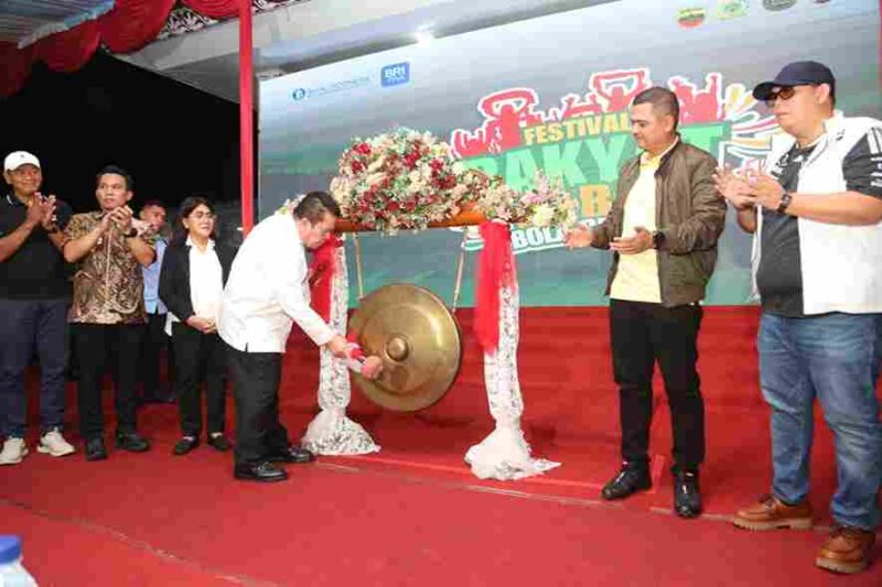 Wali Kota Pematangsiantar membuka Festival Rakyat dan Nobar Piala Dunia 2026 di Lapangan Adam Malik.