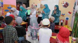 Ketua TP PKK Kabupaten Asahan mengunjungi PAUD Sentang.
