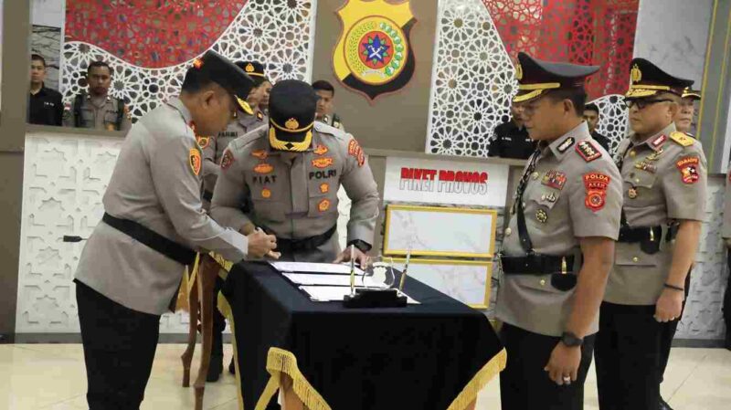 apolda Aceh Irjen Pol. Ruddi Setiawan, S.I.K., S.H., M.H., saat memimpin sertijab.