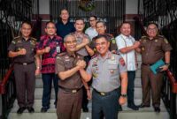 Kapolda Sumatera Utara
Irjen Pol. Whisnu Hermawan Februanto
, melakukan kunjungan silaturahmi ke Kantor
Kejaksaan Tinggi Sumatera Utara
di Jalan Jenderal Besar A.H. Nasution, Medan, pada Rabu, 15 Juli 2026, sebagai upaya memperkuat sinergi antarlembaga penegak hukum di Sumatera Utara.