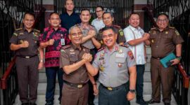 Kapolda Sumatera Utara
Irjen Pol. Whisnu Hermawan Februanto
, melakukan kunjungan silaturahmi ke Kantor
Kejaksaan Tinggi Sumatera Utara
di Jalan Jenderal Besar A.H. Nasution, Medan, pada Rabu, 15 Juli 2026, sebagai upaya memperkuat sinergi antarlembaga penegak hukum di Sumatera Utara.