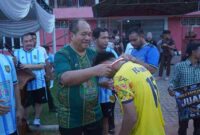 Bupati Asahan Taufik Zainal Abidin, S.Sos., M.Si., saat menyerahkan medali. 