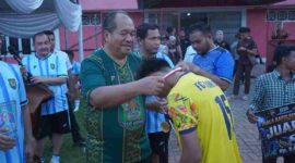 Bupati Asahan Taufik Zainal Abidin, S.Sos., M.Si., saat menyerahkan medali. 