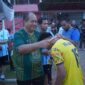 Bupati Asahan Taufik Zainal Abidin, S.Sos., M.Si., saat menyerahkan medali. 