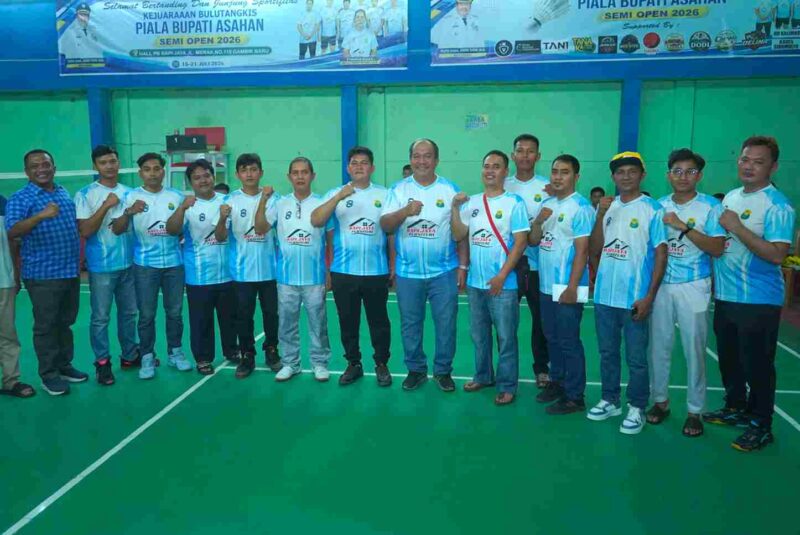 Bupati Asahan usai membuka Turnamen Bulutangkis Piala Bupati Semi Open 2026