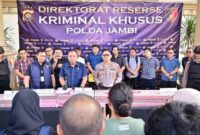 konferensi pers yang dipimpin Kepala Bidang Hubungan Masyarakat (Kabid Humas) Polda Jambi, Kombes Pol. Erlan Munaji, didampingi Direktur Reserse Kriminal Khusus (Dirreskrimsus) Polda Jambi, Kombes Pol. Taufik Nurmandia.
