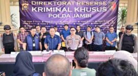 konferensi pers yang dipimpin Kepala Bidang Hubungan Masyarakat (Kabid Humas) Polda Jambi, Kombes Pol. Erlan Munaji, didampingi Direktur Reserse Kriminal Khusus (Dirreskrimsus) Polda Jambi, Kombes Pol. Taufik Nurmandia.