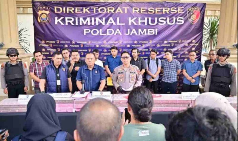 konferensi pers yang dipimpin Kepala Bidang Hubungan Masyarakat (Kabid Humas) Polda Jambi, Kombes Pol. Erlan Munaji, didampingi Direktur Reserse Kriminal Khusus (Dirreskrimsus) Polda Jambi, Kombes Pol. Taufik Nurmandia.