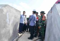 Wapres Gibran meninjau pembangunan Jembatan Way Bungur di Lampung Timur.