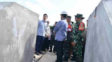 Wapres Gibran meninjau pembangunan Jembatan Way Bungur di Lampung Timur.