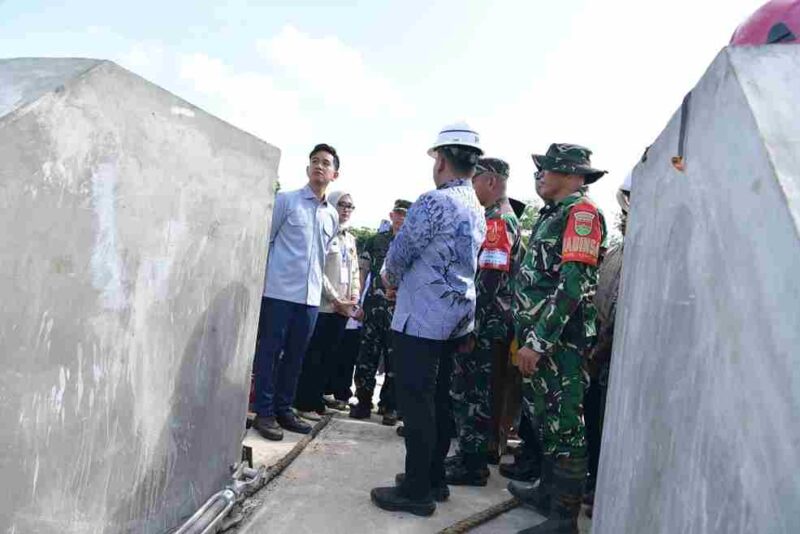Wapres Gibran meninjau pembangunan Jembatan Way Bungur di Lampung Timur.