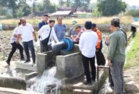 Tim UK FCDO bersama Bapperida Sumut meninjau pembangunan Pompa Air Tenaga Surya di Samosir