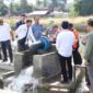 Tim UK FCDO bersama Bapperida Sumut meninjau pembangunan Pompa Air Tenaga Surya di Samosir