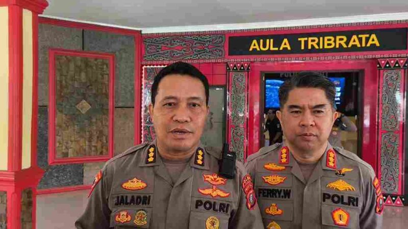 Kepala Biro Operasi (Karo Ops) Polda Sumut Kombes Pol. Dwi Tunggal Jaladri, didampingi Kepala Bidang Humas Polda Sumut Kombes Pol. Dr. Ferry Walintukan, S.H., S.I.K., M.H.,