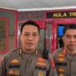 Kepala Biro Operasi (Karo Ops) Polda Sumut Kombes Pol. Dwi Tunggal Jaladri, didampingi Kepala Bidang Humas Polda Sumut Kombes Pol. Dr. Ferry Walintukan, S.H., S.I.K., M.H.,