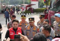 Polda Sumut dan Polrestabes Medan mengawal distribusi BBM ke 11 SPBU di Kota Medan.