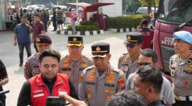 Polda Sumut dan Polrestabes Medan mengawal distribusi BBM ke 11 SPBU di Kota Medan.