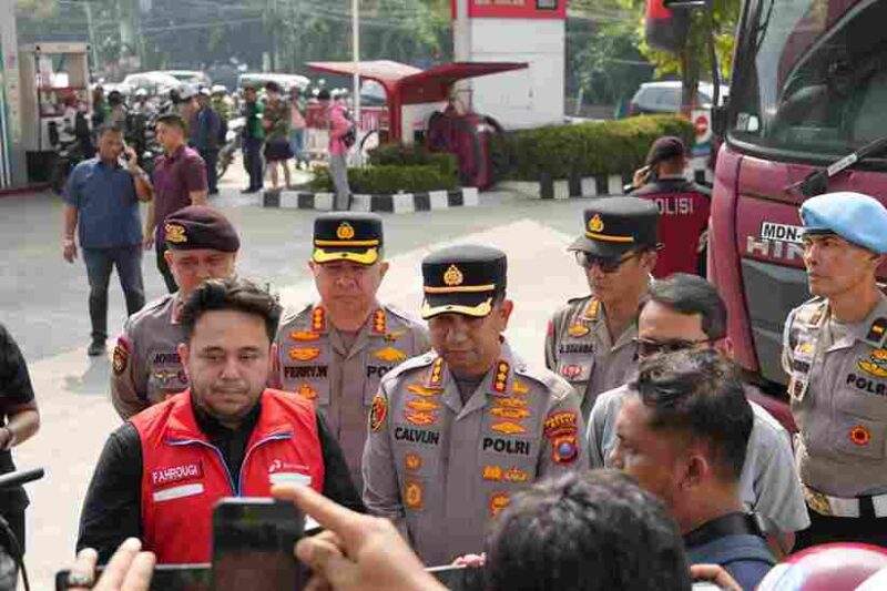 Polda Sumut dan Polrestabes Medan mengawal distribusi BBM ke 11 SPBU di Kota Medan.