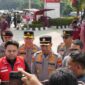 Polda Sumut dan Polrestabes Medan mengawal distribusi BBM ke 11 SPBU di Kota Medan.