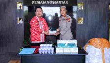 Pemko Pematangsiantar menyerahkan 1.000 alat tes urine kepada Polres Pematangsiantar.
