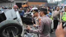 Aparat gabungan dari Polrestabes Medan, Polsek Pancur Batu, dan Direktorat Lalu Lintas Polda Sumatera Utara bergerak cepat menangani kecelakaan beruntun yang melibatkan sembilan kendaraan di Jalan Jamin Ginting Km 44–45, tepatnya di depan Rumah Makan Garuda Grand Hill, Desa Suka Makmur, Kecamatan Sibolangit, pada Jumat (17/7/2026) sekitar pukul 10.30 WIB.