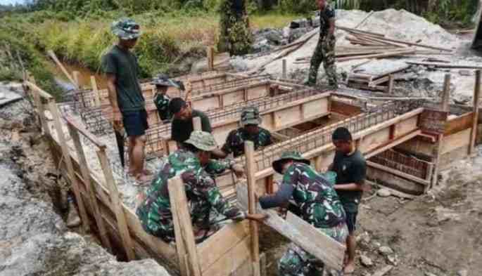Kodim 0109 Aceh Singkil bersama Yon TP 957/LU mempercepat pembangunan jembatan beton di Singkil Utara.