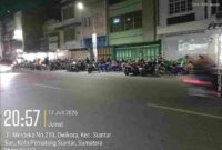 trotoar di Jalan Merdeka Pematangsiantar yang dipenuhi pedagang kaki lima sehingga mengganggu hak pejalan kaki.