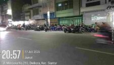 trotoar di Jalan Merdeka Pematangsiantar yang dipenuhi pedagang kaki lima sehingga mengganggu hak pejalan kaki.