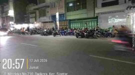 trotoar di Jalan Merdeka Pematangsiantar yang dipenuhi pedagang kaki lima sehingga mengganggu hak pejalan kaki.