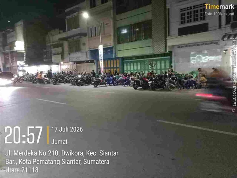 trotoar di Jalan Merdeka Pematangsiantar yang dipenuhi pedagang kaki lima sehingga mengganggu hak pejalan kaki.