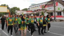Wali Kota Pematangsiantar Wesly Silalahi mengikuti jalan santai.