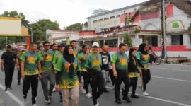 Wali Kota Pematangsiantar Wesly Silalahi mengikuti jalan santai.