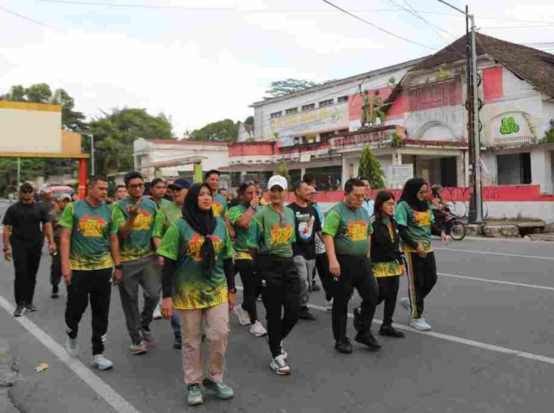 Wali Kota Pematangsiantar Wesly Silalahi mengikuti jalan santai.