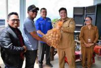 Bupati Samosir Vandiko T. Gultom saat menyerahkan bibit kentang secara simbolis.