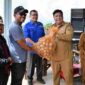 Bupati Samosir Vandiko T. Gultom saat menyerahkan bibit kentang secara simbolis.
