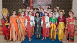 Ketua Dekranasda Pematangsiantar membuka Lomba Fashion Show Pakaian Adat Simalungun tingkat SMP.