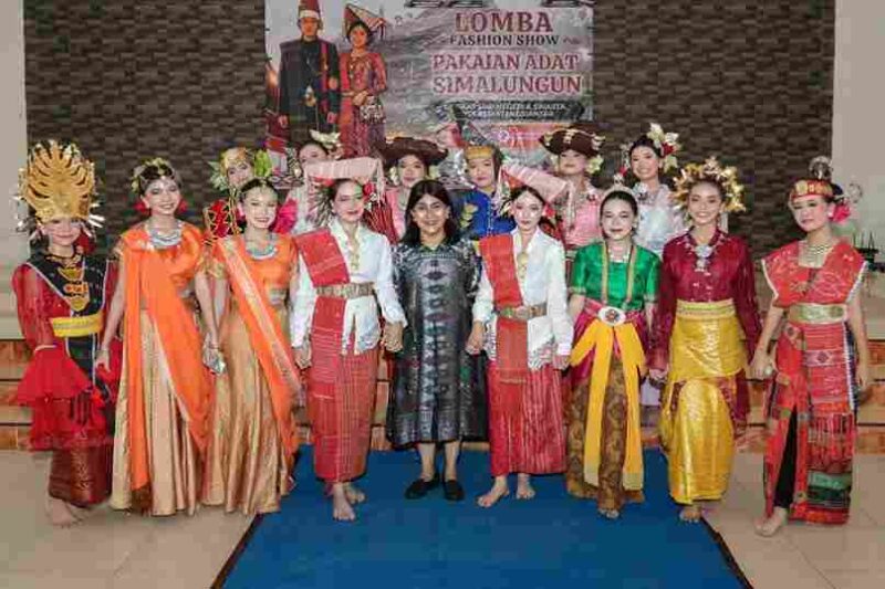 Ketua Dekranasda Pematangsiantar membuka Lomba Fashion Show Pakaian Adat Simalungun tingkat SMP.